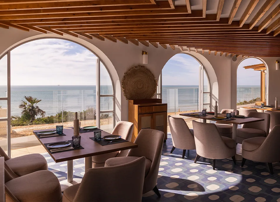 Comedor del restaurante Marea, en el Atenas Playa, con arcos abiertos al mar de La Barrosa