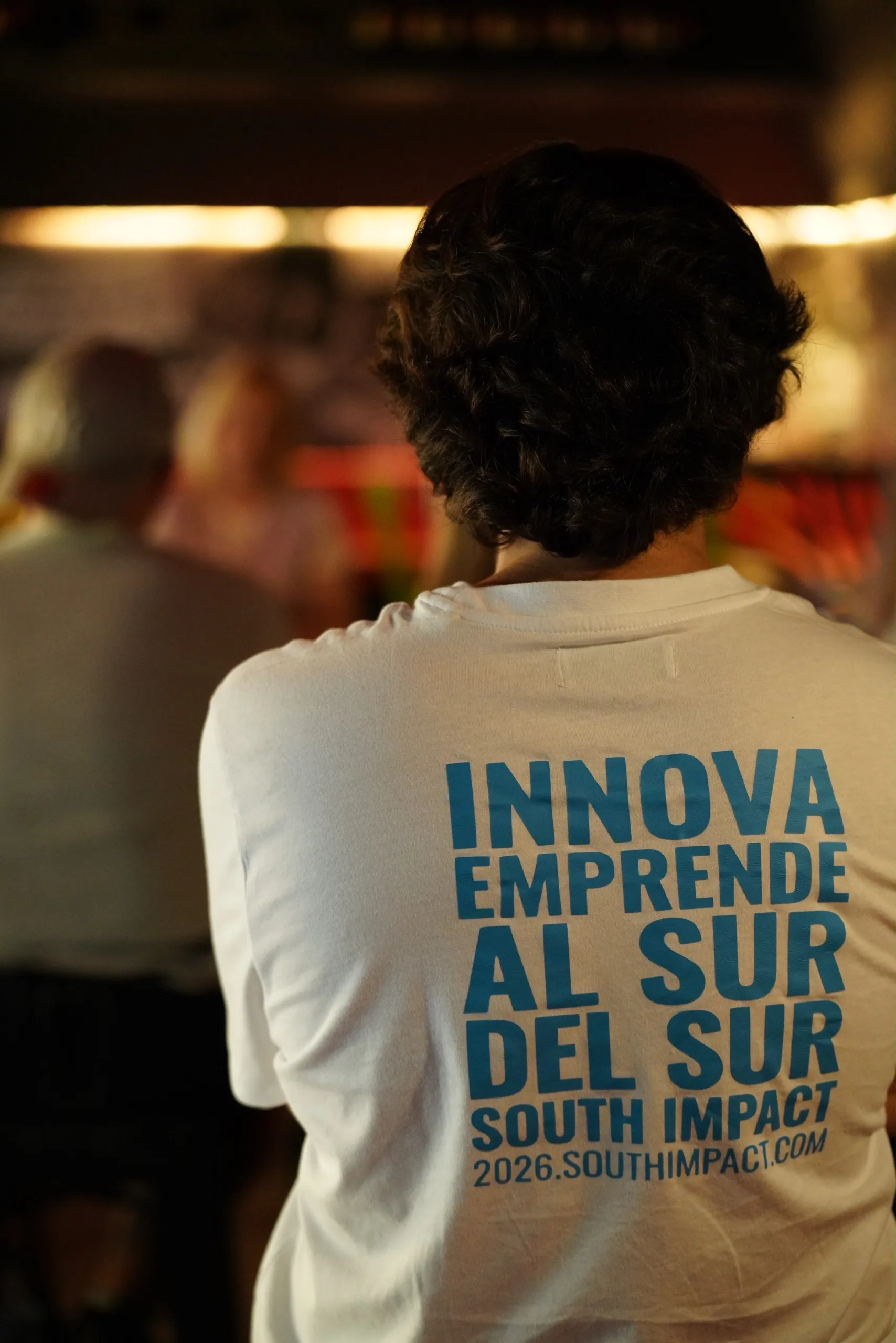 Espalda de una persona con la camiseta «Innova, emprende al sur del sur» de South Impact
