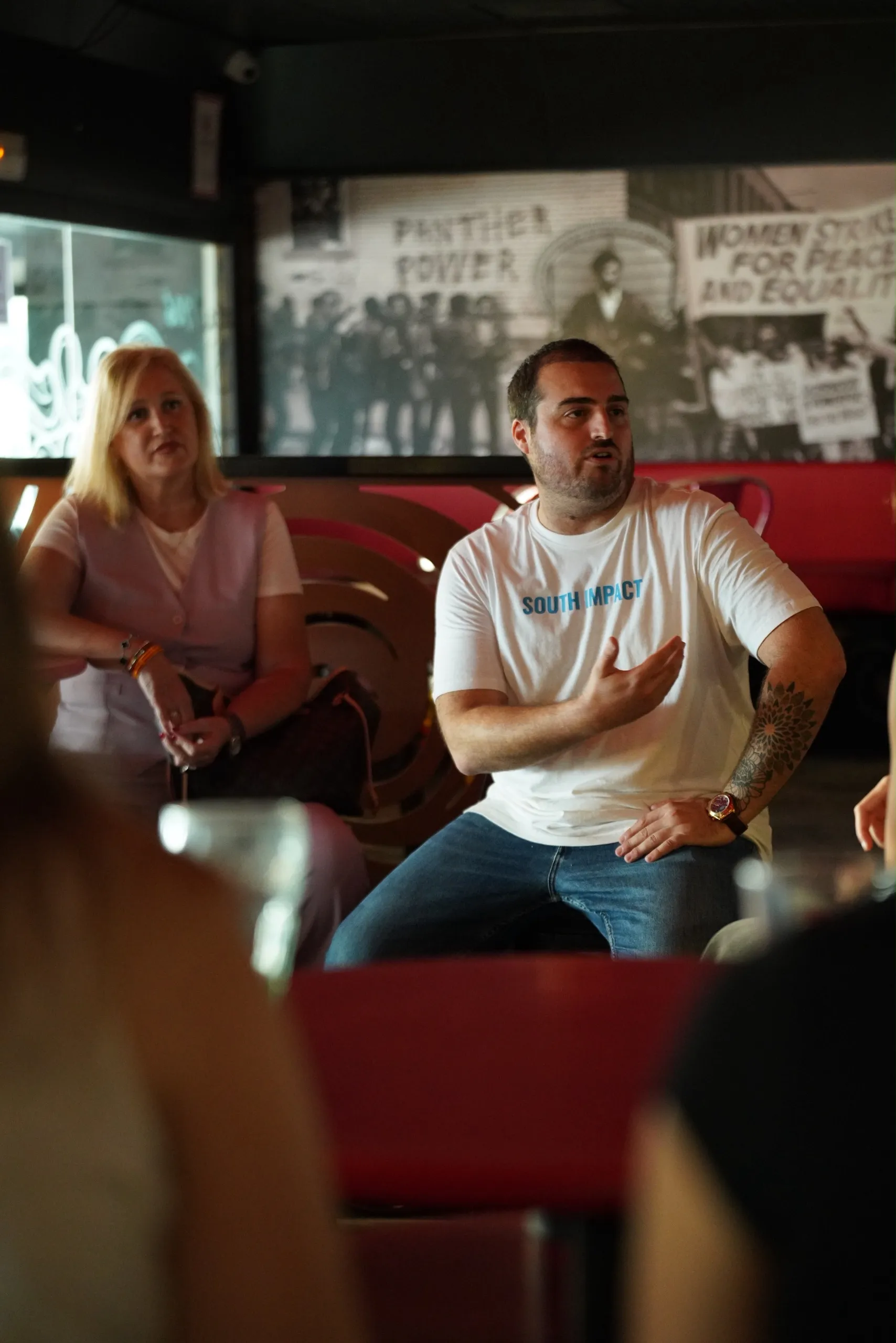 Un ponente escucha durante un encuentro de South Impact