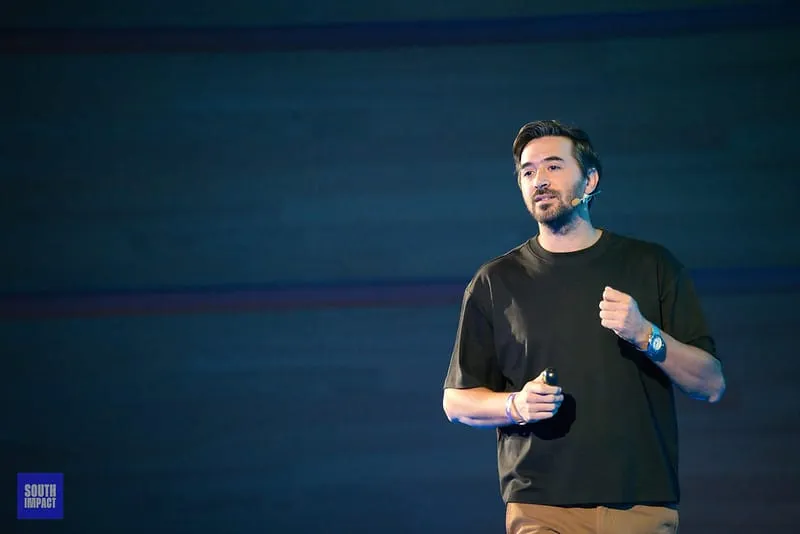 Un ponente da una charla en South Impact 2025