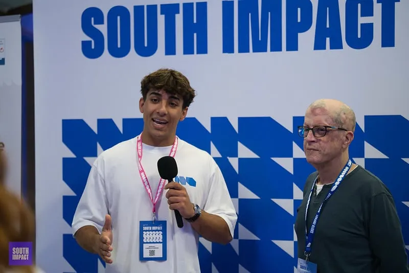 Un joven emprendedor habla con micrófono en South Impact 2025