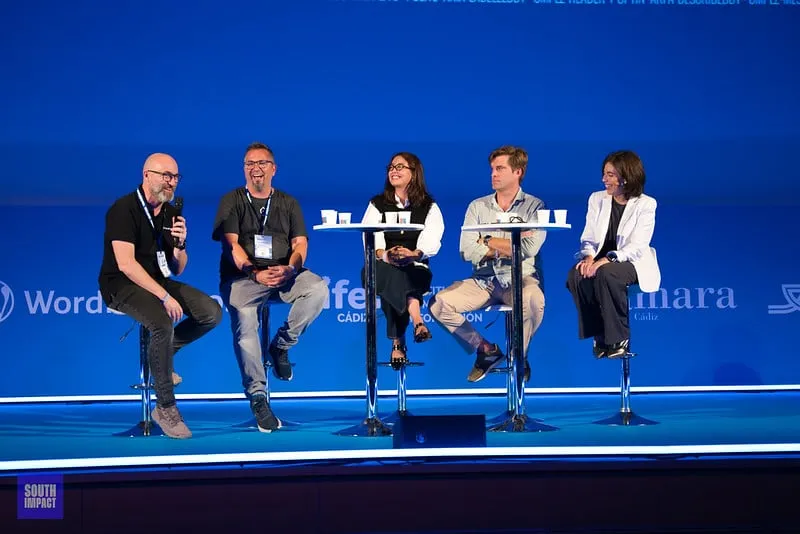 Panel de cinco ponentes en South Impact 2025