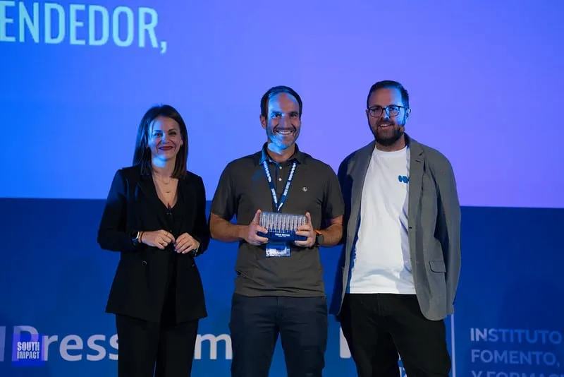 Tres personas posan con un premio en South Impact 2025