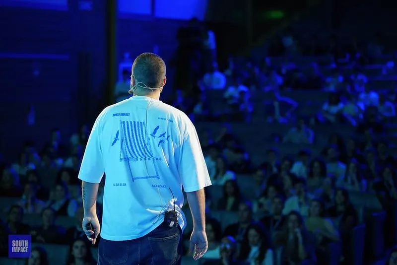 Un ponente se dirige al público de South Impact 2025