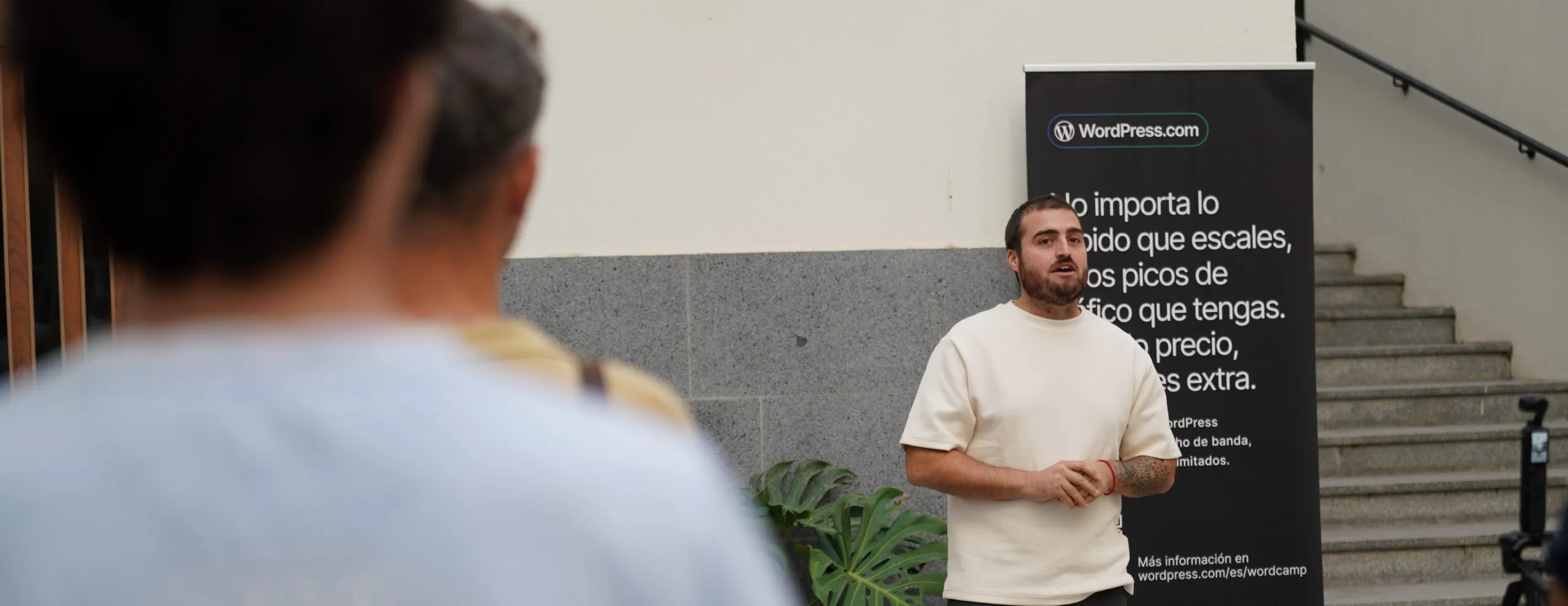Un asistente habla junto a un panel de South Impact