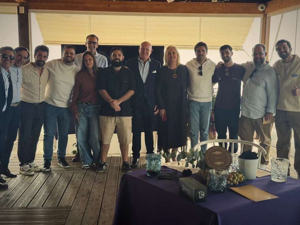 Asistentes al primer encuentro del Fenicius Business Club posan en la terraza de Atenas Playa